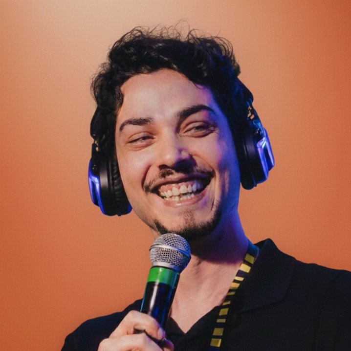 Thutski com fones de ouvido e microfone